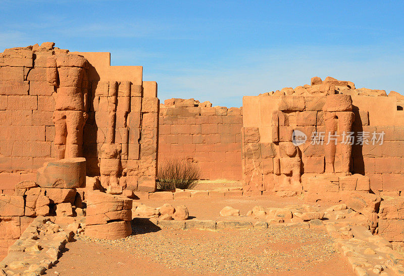 大围场，Musawwarat es-Sufra神庙建筑群，苏丹-联合国教科文组织世界遗产- 300号神庙，供奉努比亚生育之神Sebiumeker，两个人形雕像抱着狮子